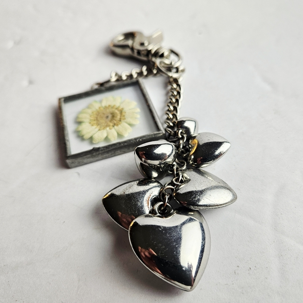 Vintage Silver Tone Pressed Flower Resin Keychain | Real Daisy Heart Cluster Bag